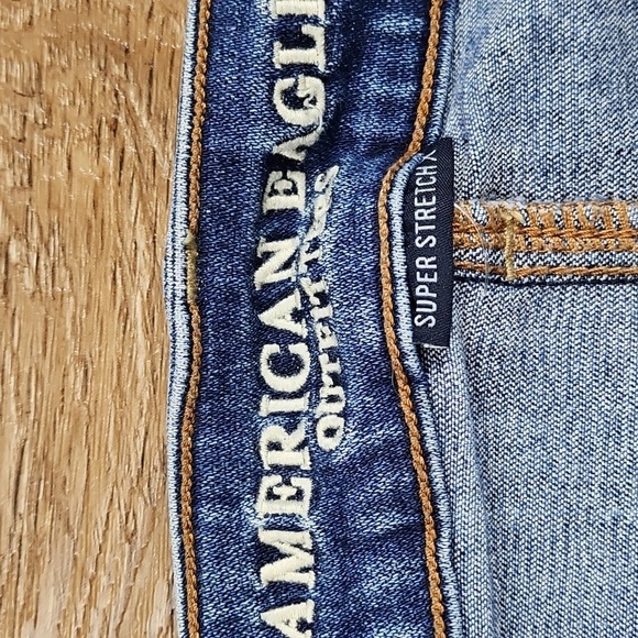 American Eagle Super Stretch Medium Wash Distressed Denim Frayed Hem Mini Skirt - Picture 10 of 15